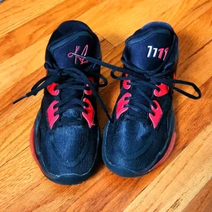 Boy's 4 Kyrie Nike Basketball Sneakers, EUC