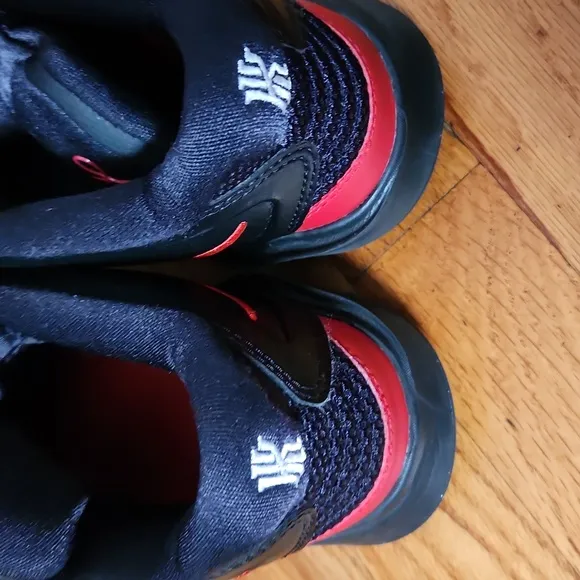 Boy's 4 Kyrie Nike Basketball Sneakers, EUC