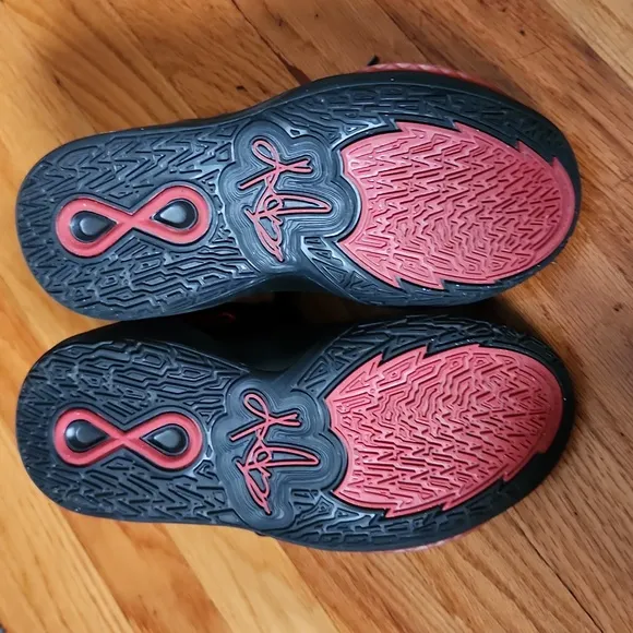 Boy's 4 Kyrie Nike Basketball Sneakers, EUC
