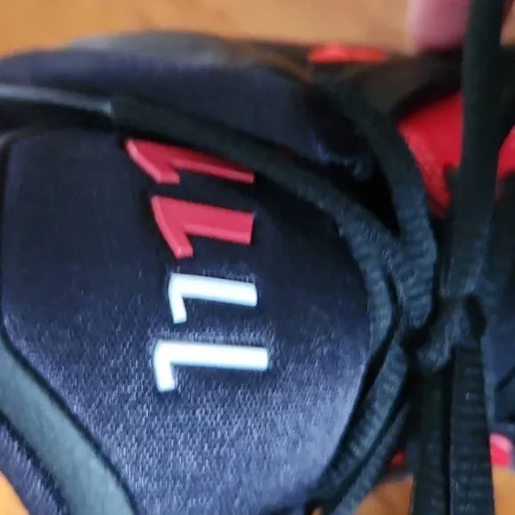 Boy's 4 Kyrie Nike Basketball Sneakers, EUC