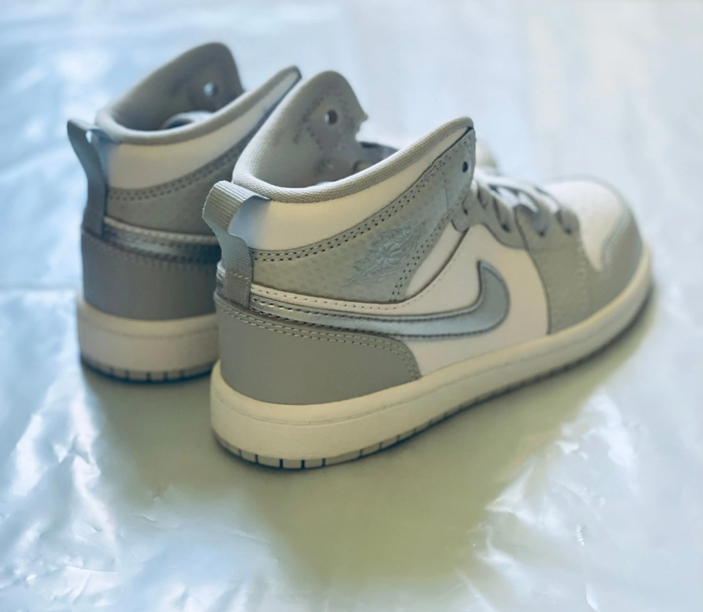 Jordan 1 Mid Kids grey fog/deadly pink