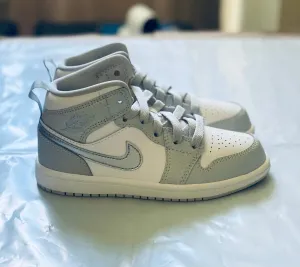 Jordan 1 Mid Kids grey fog/deadly pink