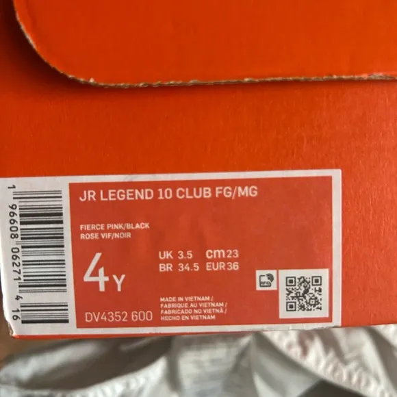 Nike Jr. legend 10 club soccer cleats size 4Y