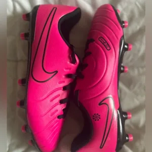 Nike Jr. legend 10 club soccer cleats size 4Y