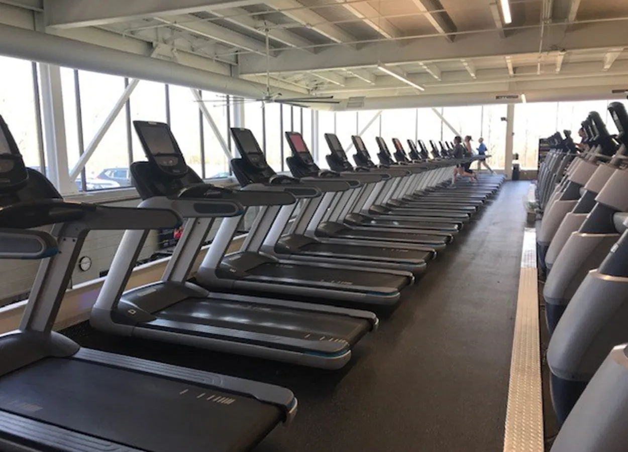 Precor TRM 885 Treadmill w/P82 Console